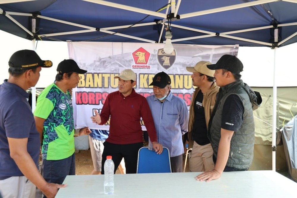 Wagub Aceh Fadhlullah saat mengantar logistik bagi korban bencana banjir di Aceh Tamiang. [Instagram @fadhlullah69]