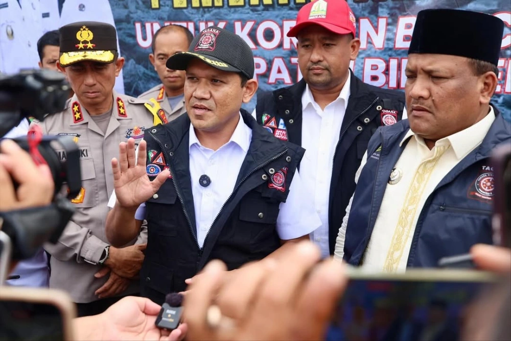 Wagub Aceh Fadhlullah saat menyerahkan logistik untuk korban bencana. [Instagram @fadhlullah]