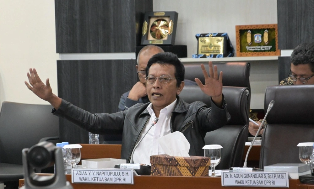 Wakil Ketua Badan Aspirasi Masyarakat DPR RI Adian Napitupulu saat mengikuti RDPU bersama para pelaku usaha pakaian bekas atau thrifting dari Jakarta, Lampung, Bandung, Papua, Jambi, hingga Yogyakarta, di Ruang Rapat BAM DPR RI, Rabu (19/11/2025). [Dok. DPR RI]