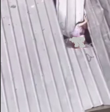 Potongan video wanita jatuh dari apartemen. (Instagram)