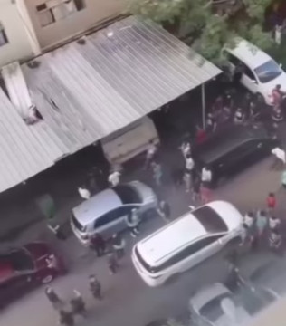 Potongan video wanita jatuh dari apartemen. (Instagram)