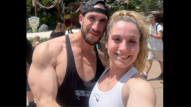 Viral Wanita Ini Disuruh Ganti Baju karena Tampil 'Berani' di Disney World
