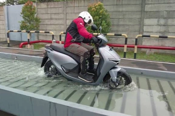 Tips Aman Berkendara Motor Listrik di Musim Hujan
