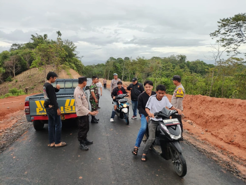 Polisi membubarkan kawanan pemuda