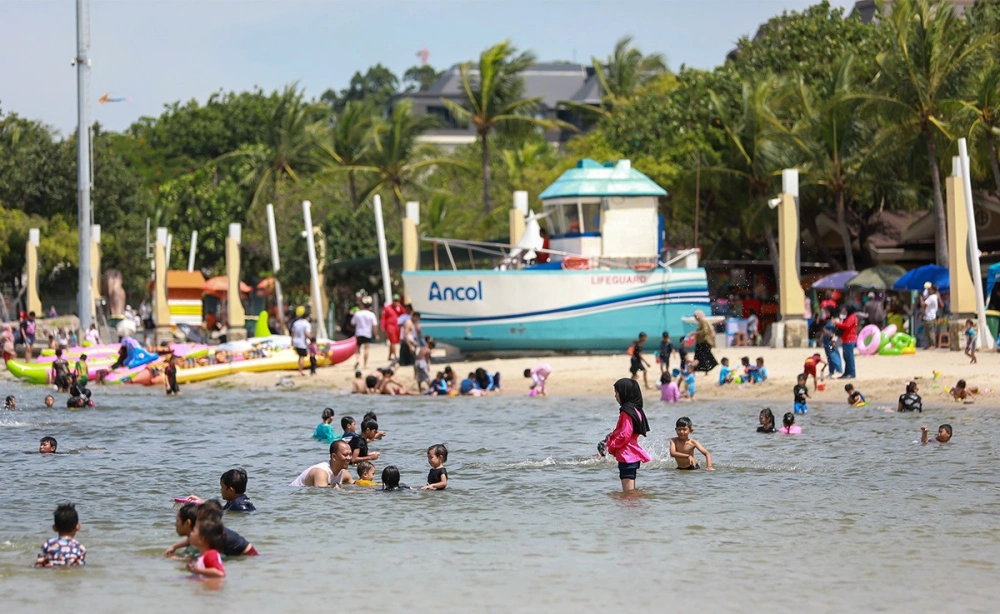 Pesisir pantai di Ancol, Jakarta Utara, jadi spot wisata yang paling banyak dikunjungi warga pada libur Natal 2025. [Ist]