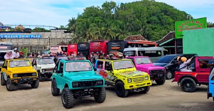 Wisatawan menikmati fasilitas mobil jip di Pantai Drini Gunungkidul. [Instagram]