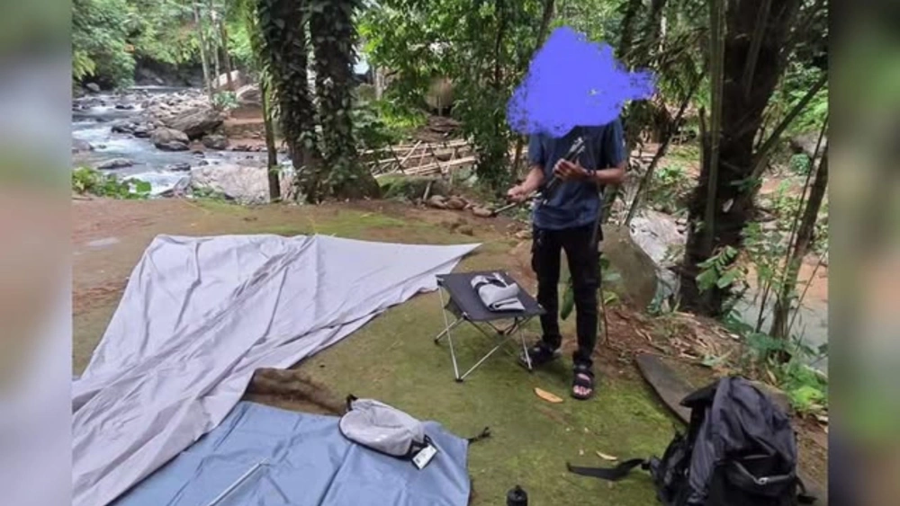 Wisatawan sedang kemping di Curug Mangrod. [instagram]