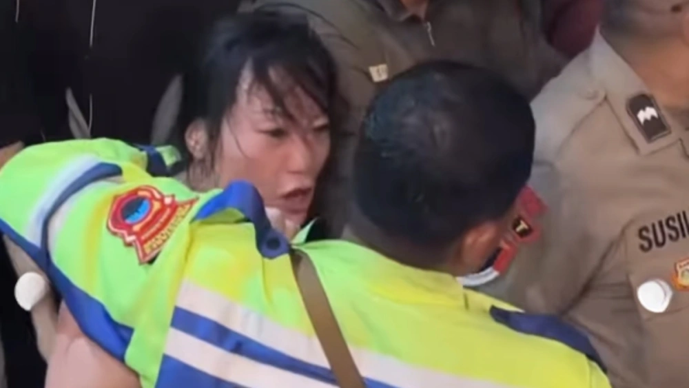 Polisi mengamankan Wu Lili, WNA China yang ngamuk dan mabuk usai tabrak dua pengendara motor di Semarang, Jawa Tengah, Rabu (3/12/2025) malam. [Instagram @kejadiansmg]