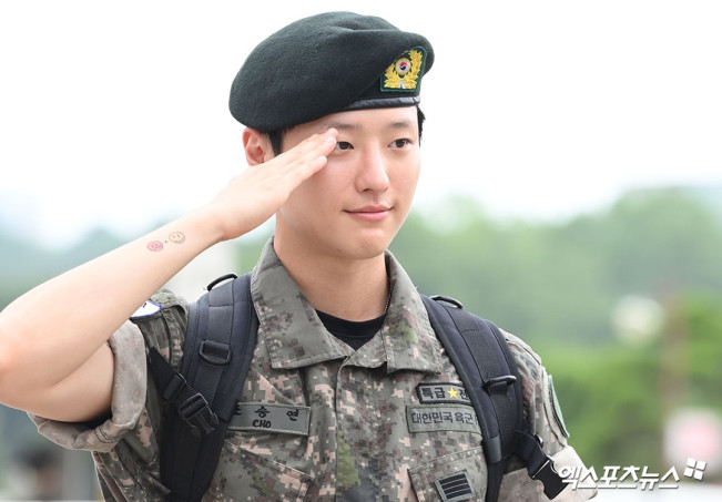 Potret Cho Seung Youn 'WOODZ' Keluar Wamil, Langsung Sapa Penggemar