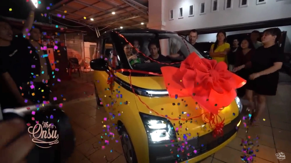 Ruben menghadiahkan mobil listrik Wuling Air EV untuk Sarwendah sebelum cerai.