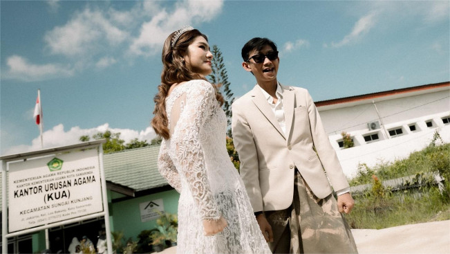 Menikah Sederhana di KUA, Yono Bakrie dan Vini Caroline Tuai Pujian Netizen