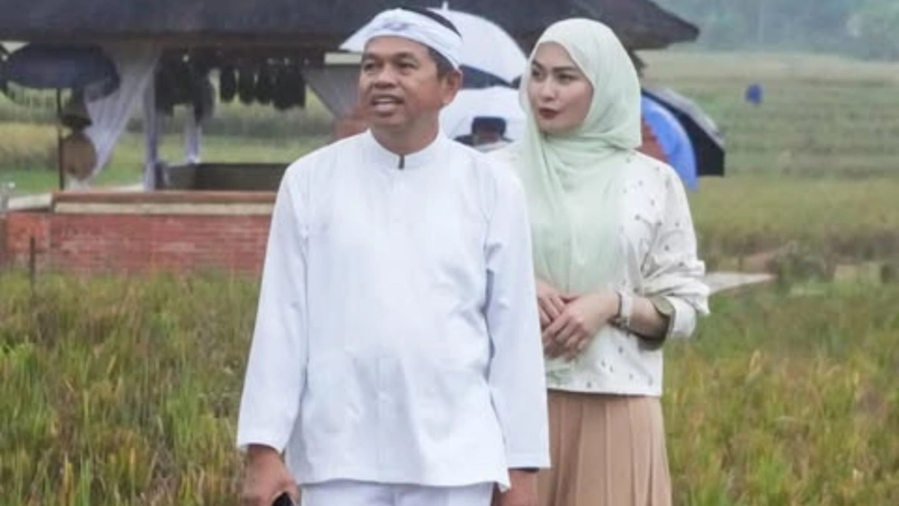 Anggota Parlemen Malaysia Young Syefura bersama KDM di Lembur Pakuan. [Instagram @young.syefura]