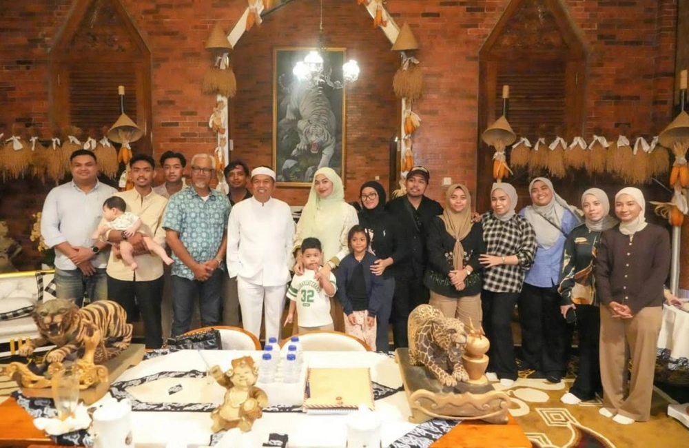 Young Syefura foto bareng Dedi Mulyadi beserta keluarga dan staf mereka. [Instagram @young.syefura]