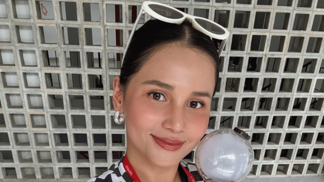 Potret Yunita Siregar Hi-Touch dengan Jin BTS, Lucunya Respons Sang Suami