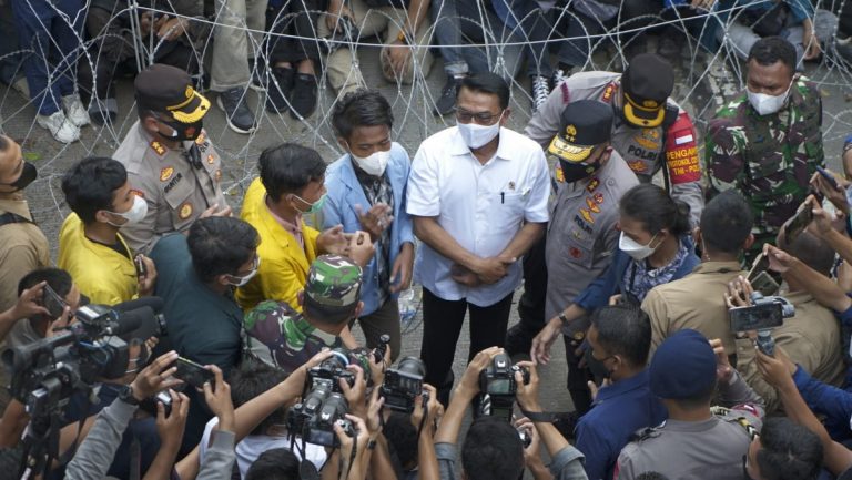 Demo BEM SI Tertahan di Patung Kuda, Moeldoko Temui Mahasiswa