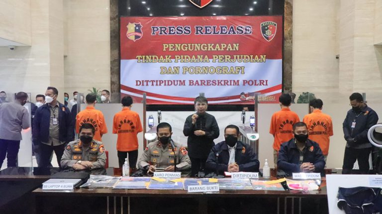 Bongkar Situs Judi, Bareskrim Temukan Ratusan Perempuan Menari Bugil