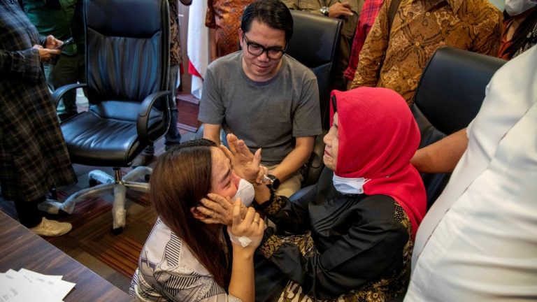 Tangan Ibunda Dicium Rindu, Arteria Dahlan: Kami Pertimbangkan Opsi Damai