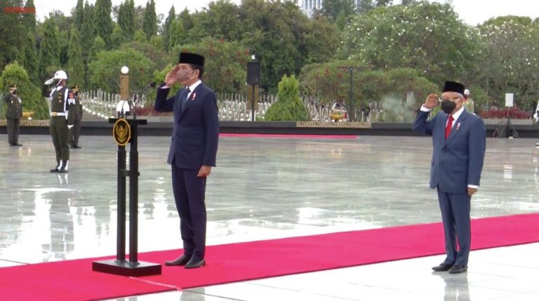 Jokowi Pimpin Upacara Hari Pahlawan di TMP Kalibata