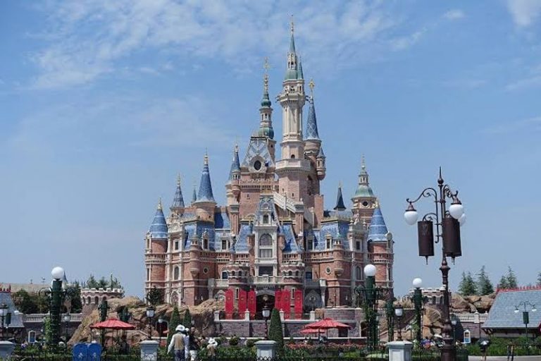 Shanghai Disneyland Ditutup Gara-gara Ada Pengunjung Positif Covid-19