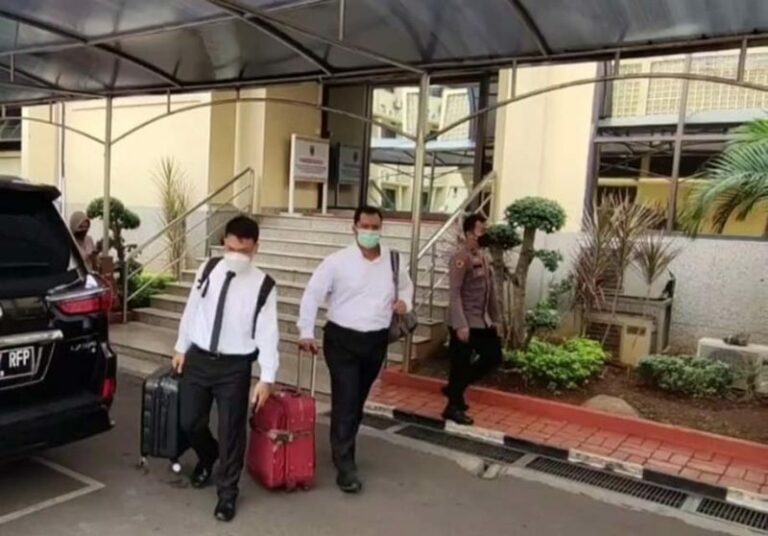 Geledah Kantor DPRD Jawa Timur, Penyidik KPK Bawa Tiga Koper Berisi Dokumen