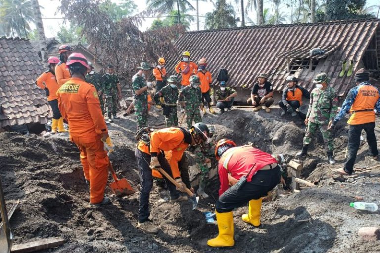 Aktivitas Gunung Semeru Masih Didominasi Erupsi dan Gempa Guguran