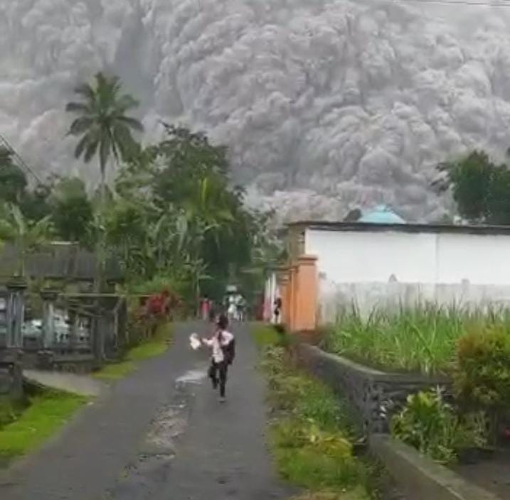 Gunung Semeru Muntahkan Awan Panas