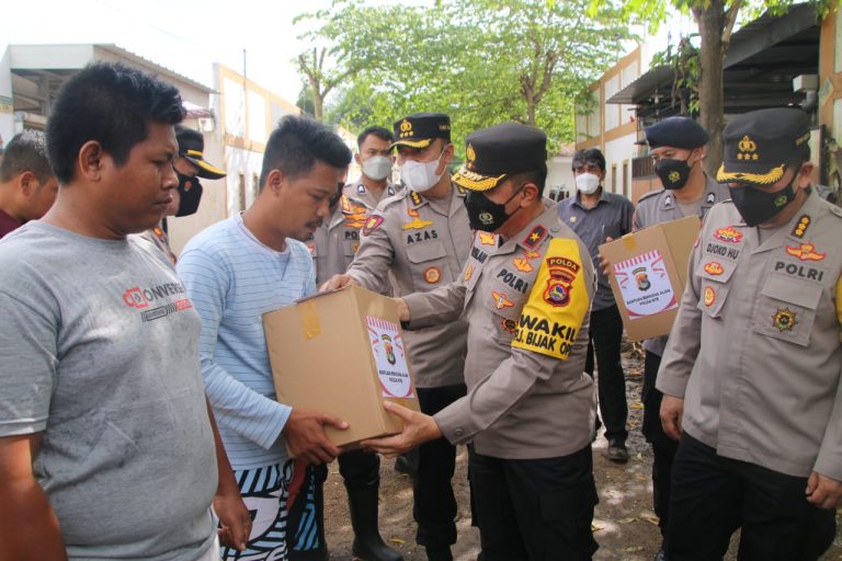 Pascabanjir di Lobar dan Bima, Kapolda NTB Beri Bantuan Anggota Polisi yang Terdampak