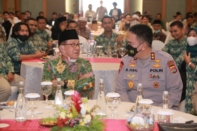 Akbar Tanjung Anugerahi Irjen Iqbal Kapolda Dekat dengan Aktivis