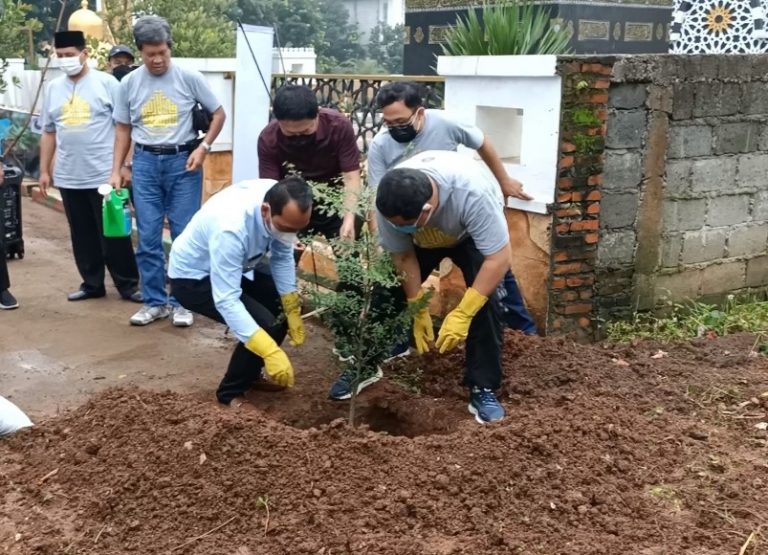 Peduli Lingkungan, IKA UII Tanam Sejuta Pohon