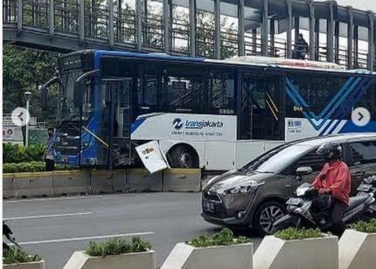 TransJakarta Tabrak Separator, Polisi: Pengemudi Kurang Konsentrasi