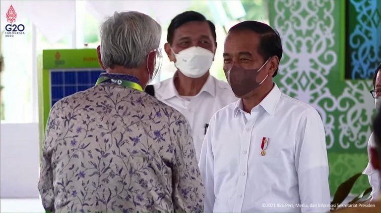 Jokowi Bagikan Sertifikat Tanah kepada Warga Kalimantan Utara