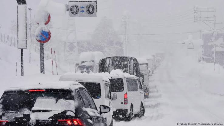 Salju Tebal, Operasional Transportasi di Jepang Terhambat