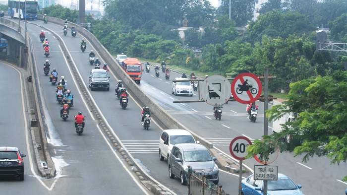 Ditabrak Mobil, Pemotor Jatuh dari Flyover Pesing, Tangan dan Kaki Patah