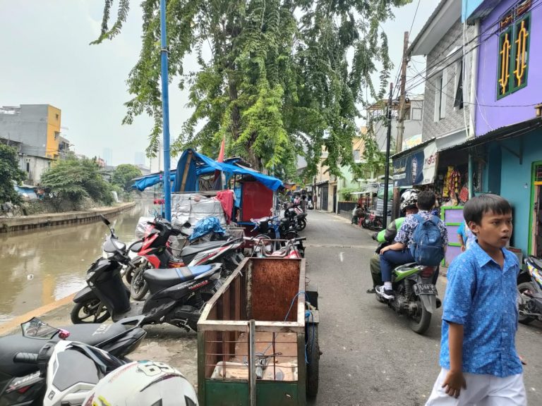 Asyik, Jalan Inspeksi di Kawasan Senen Dijadikan Lahan Parkir Liar