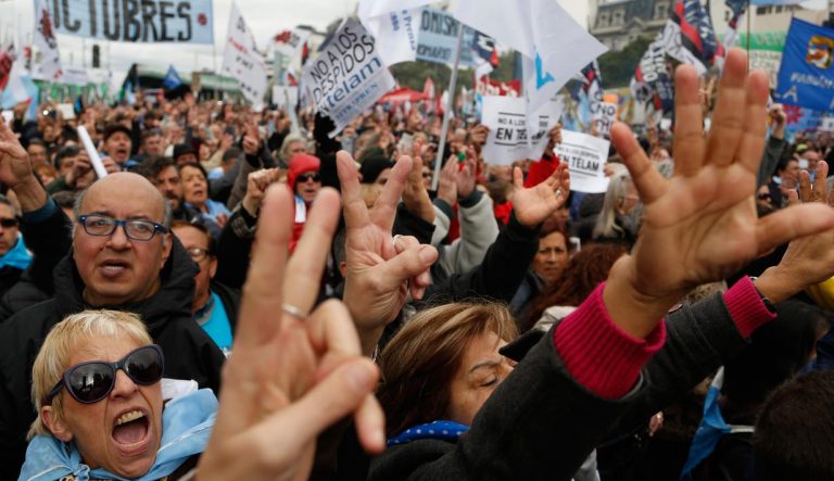 Tolak Pinjaman IMF, Ribuan Warga Argentina Demo di Buenos Aires