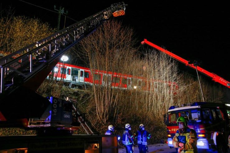 Kecelakaan Kereta Komuter Tewaskan Seorang Penumpang