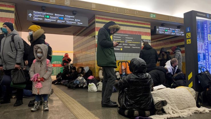 Hari Pertama Invasi Rusia, Warga Ukraina Tidur di Stasiun