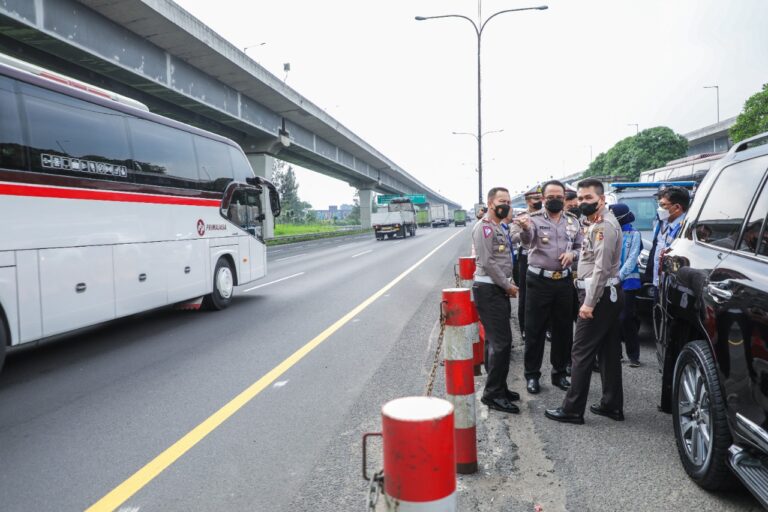 Kakorlantas Polri Cek Fisik Jalur Mudik di Tol Cikampek