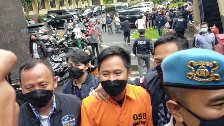 Kenakan Baju Tahanan, Doni Salmanan Minta Maaf ke Masyarakat dan Korban