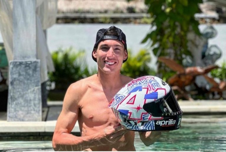 Tembus Satu Juta Follower, Espargaro Lempar Helm ke Penonton