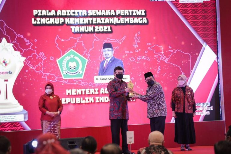 Menag Yaqut Terima Penghargaan dari Kementerian PANRB