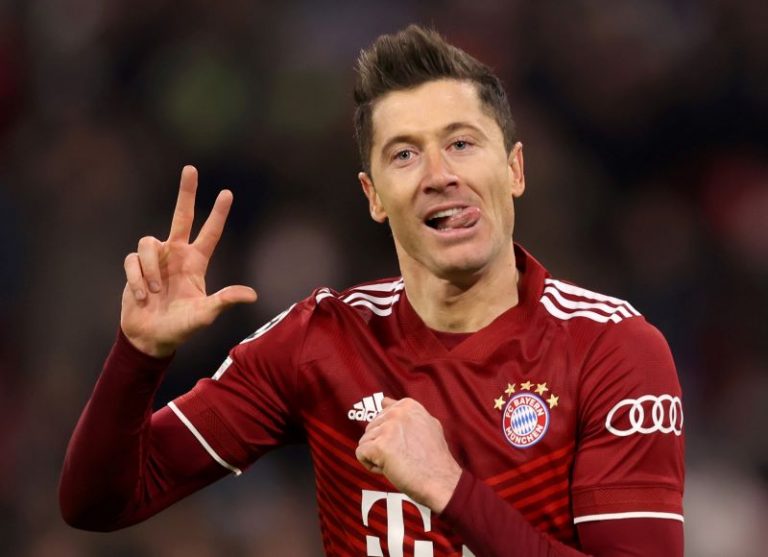 Liverpool Tumbang, Lewandowski Catat Rekor Baru Hattrick