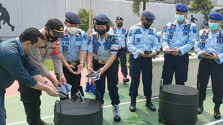 800 Handphone Milik Napi Hasil Razia Setahun Dimusnahkan