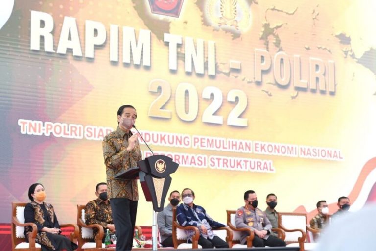 Nasional Sepekan, Teguran Jokowi ke TNI-Polri hingga Pembatalan Teknis Pencairan JHT