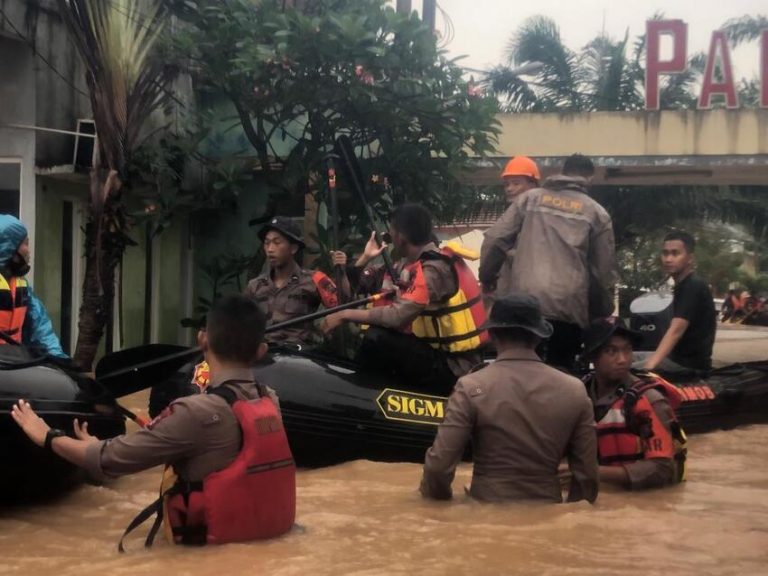 Banjir Genangi Wilayah Serang,Ã‚Â Tim SAR Brimob Lakukan Evakuasi