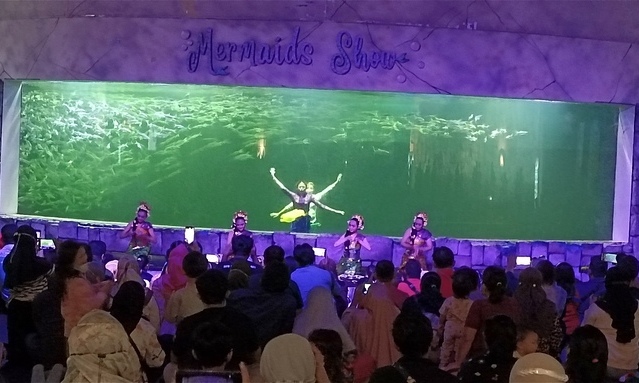 Aksi Dua Penari di Dalam Air Pukau Pengunjung Ancol