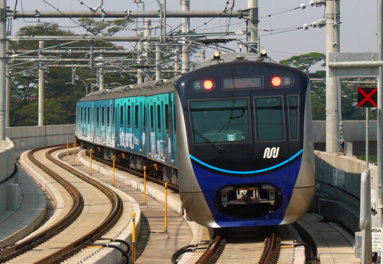 MRT Bolehkan Buka Puasa di Dalam Kereta, Ngobrol Tetap Dilarang