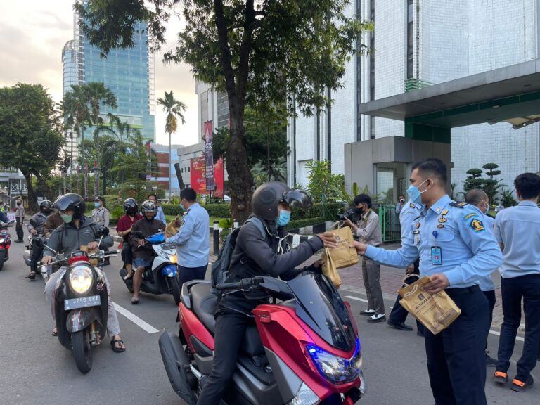 Melintas di Jalan Rasuna Said, Melipir ke Kemenkum HAM, Ada Takjil Gratis