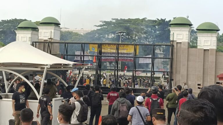 Lepaskan Gas Air Mata, Polisi Bubarkan Demo di Depan Gedung DPR