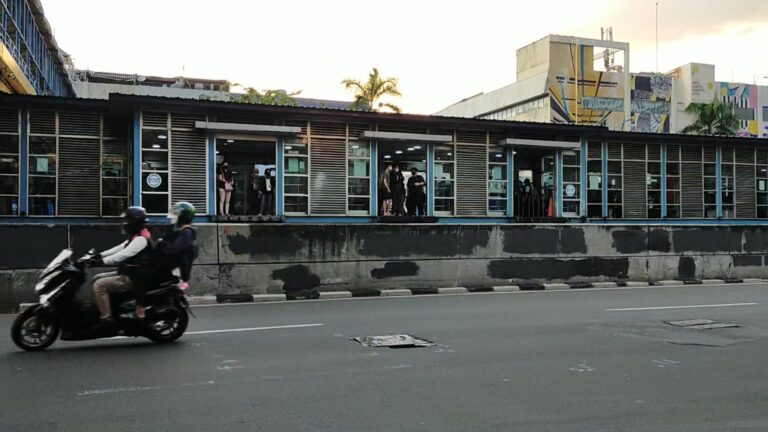 Transjakarta Bagikan Takjil untuk Penumpang Sebulan Penuh